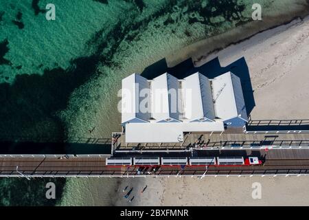 Vue aérienne du train sur la jetée de Busselton, la plus longue structure en bois au monde; Busselton est à 220 km au sud-ouest de Perth en Australie occidentale Banque D'Images