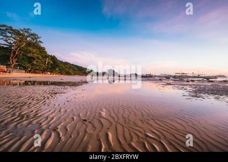 Longue plage de corong au coucher du soleil. El Nido, Philippines Banque D'Images