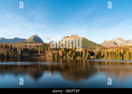 Strbske pleso lac de montagne avec des sommets sur le fond anc oolourful forêt en automne Vysoke Tatry montagnes en Slovaquie Banque D'Images