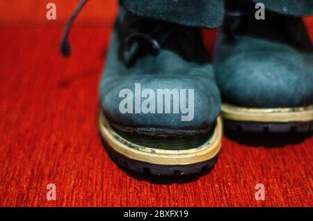 Bottes anciennes bleues irrégulières, vintage, sales Banque D'Images