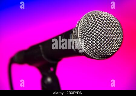 Chant en direct sur le microphone à voix sans air shure Dynamic sm58 Open mic gig Banque D'Images