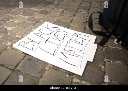 Rome, Italie. 07e juin 2020. Un signe « Black Lives Matter » poète sur les pierres de San Pietrini lors d'une manifestation Black Lives Matter le 07 juin 2020 à Rome, Italie. La mort d'un homme afro-américain, George Floyd, alors qu'il était sous la garde de la police de Minneapolis, a suscité des manifestations de solidarité dans de nombreux pays du monde entier. (Photo de Giuseppe 'Pino' Fama/Pacific Press) crédit: Pacific Press Agency/Alay Live News Banque D'Images