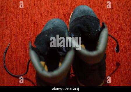 Bottes anciennes bleues irrégulières, vintage, sales Banque D'Images