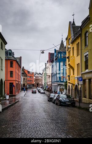 Editorial 09.06.2019 Ålesund Norvège vue sur la ville d'Ålesund avec son architecture de style Art nouveau par temps pluvieux Banque D'Images