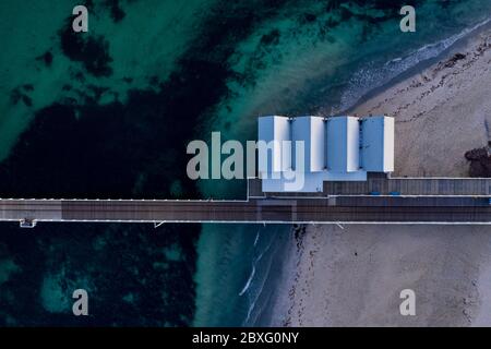 Vue aérienne du début de la jetée de Busselton et de ses 4 huttes emblématiques ; capturées dans la douce lumière de l'aube Banque D'Images