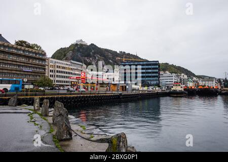 Editorial 09.06.2019 Ålesund Norvège Ålesund vue sur la ville par temps pluvieux avec montagne en arrière-plan Banque D'Images