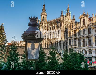 Façade de la Maison du Roi : Palais gothique de la Grande place dans le centre historique de Bruxelles, Belgique, Europe - 1er janvier 2020 Banque D'Images