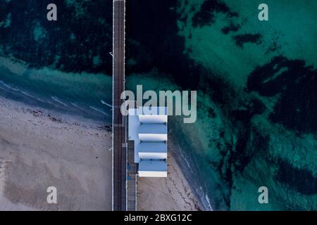 Vue aérienne du début de la jetée de Busselton et de ses 4 huttes emblématiques ; capturées dans la douce lumière de l'aube Banque D'Images