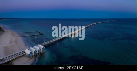 Vue panoramique aérienne à l'aube de l'emblématique jetée de Busselton, située à 220 km au sud-ouest de Perth, en Australie occidentale Banque D'Images