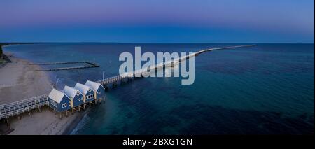 Busselton Australie occidentale 8 novembre 2019 : vue panoramique aérienne à l'aube de l'emblématique jetée de Busselton, située à 220 km au sud-ouest de Perth, ouest Banque D'Images