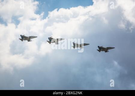 Avions militaires à la célébration du 75e anniversaire de la victoire dans la Grande guerre patriotique, défilé du 9 mai à Minsk, Bélarus. Banque D'Images