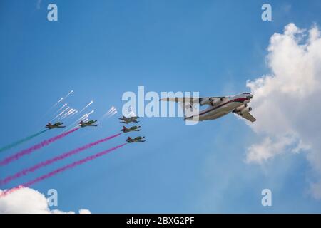 Avions militaires à la célébration du 75e anniversaire de la victoire dans la Grande guerre patriotique, défilé du 9 mai à Minsk, Bélarus. Banque D'Images