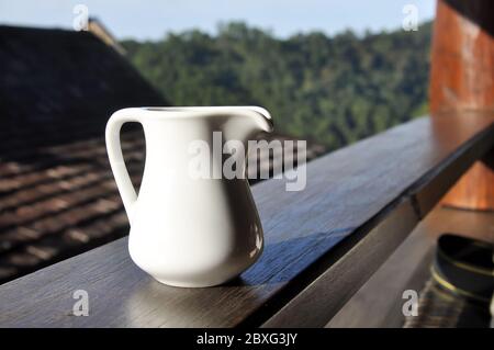 pot à lait en céramique placé sur la rambarde du balcon. Banque D'Images