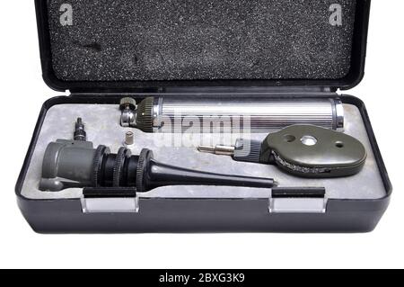 Otoscopes dans la boîte. Les otoscopes sont également fréquemment utilisés pour examiner les nez et les gorges supérieures des patients. Banque D'Images