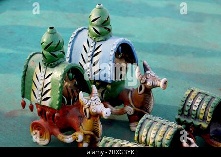 Charrette à taureau décorative Sculpture faite avec Earthen Mud, charrette à cheval, jouet traditionnel en argile fait à la main sur le marché indien Banque D'Images