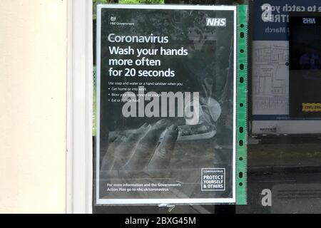 Une vue générale d'une affiche NHS « se laver les mains plus souvent pendant 20 secondes » à la gare de Braintree pendant la pandémie du coronavirus Banque D'Images