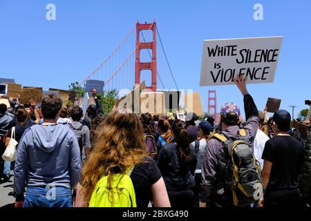 Black Lives Matter march à travers le Golden Gate Bridge à San Francisco, Californie le 6 2020 juin pour protester contre la mort de George Floyd: White Silence. Banque D'Images