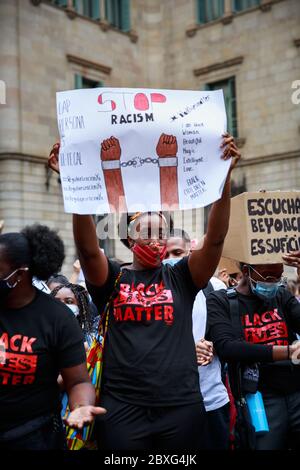 Barcelone, Espagne. 07e juin 2020. BARCELONE, ESPAGNE-7 juin 2020. Les manifestants tiennent un rassemblement contre le racisme devant le Parlement catalan. La manifestation a été organisée par la Communauté africaine noire et africaine en Espagne (CNAAE) en réponse à l'assassinat de George Floyd par la police aux États-Unis. Crédit : Christine Tyler/Alay Live News Banque D'Images
