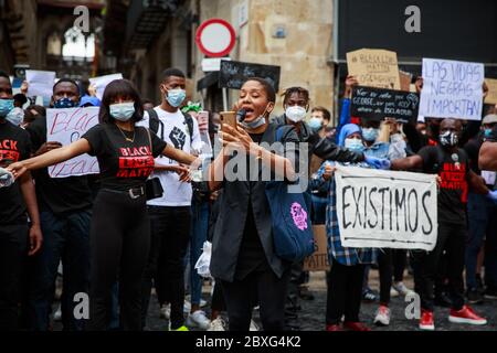 Barcelone, Espagne. 07e juin 2020. BARCELONE, ESPAGNE-7 juin 2020. Les manifestants tiennent un rassemblement contre le racisme devant le Parlement catalan. La manifestation a été organisée par la Communauté africaine noire et africaine en Espagne (CNAAE) en réponse à l'assassinat de George Floyd par la police aux États-Unis. Crédit : Christine Tyler/Alay Live News Banque D'Images