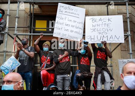 Barcelone, Espagne. 07e juin 2020. BARCELONE, ESPAGNE-7 juin 2020. Les manifestants tiennent un rassemblement contre le racisme devant le Parlement catalan. La manifestation a été organisée par la Communauté africaine noire et africaine en Espagne (CNAAE) en réponse à l'assassinat de George Floyd par la police aux États-Unis. Crédit : Christine Tyler/Alay Live News Banque D'Images
