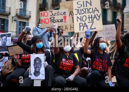 Barcelone, Espagne. 07e juin 2020. BARCELONE, ESPAGNE-7 juin 2020. Les manifestants tiennent un rassemblement contre le racisme devant le Parlement catalan. La manifestation a été organisée par la Communauté africaine noire et africaine en Espagne (CNAAE) en réponse à l'assassinat de George Floyd par la police aux États-Unis. Crédit : Christine Tyler/Alay Live News Banque D'Images