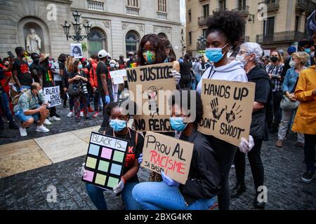 Barcelone, Espagne. 07e juin 2020. BARCELONE, ESPAGNE-7 juin 2020. Les manifestants tiennent un rassemblement contre le racisme devant le Parlement catalan. La manifestation a été organisée par la Communauté africaine noire et africaine en Espagne (CNAAE) en réponse à l'assassinat de George Floyd par la police aux États-Unis. Crédit : Christine Tyler/Alay Live News Banque D'Images
