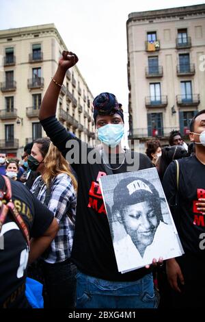 Barcelone, Espagne. 07e juin 2020. BARCELONE, ESPAGNE-7 juin 2020. Les manifestants tiennent un rassemblement contre le racisme devant le Parlement catalan. La manifestation a été organisée par la Communauté africaine noire et africaine en Espagne (CNAAE) en réponse à l'assassinat de George Floyd par la police aux États-Unis. Crédit : Christine Tyler/Alay Live News Banque D'Images
