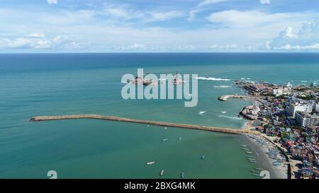 Vue aérienne du monument commémoratif Vivekananda Rock et de la statue de Thiruvalluvar à Kanyakumari, Inde Banque D'Images