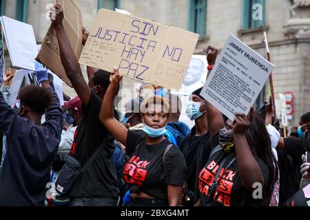 Barcelone, Espagne. 07e juin 2020. BARCELONE, ESPAGNE-7 juin 2020. Les manifestants tiennent un rassemblement contre le racisme devant le Parlement catalan. La manifestation a été organisée par la Communauté africaine noire et africaine en Espagne (CNAAE) en réponse à l'assassinat de George Floyd par la police aux États-Unis. Crédit : Christine Tyler/Alay Live News Banque D'Images