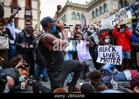 Barcelone, Espagne. 07e juin 2020. BARCELONE, ESPAGNE-7 juin 2020. Les manifestants tiennent un rassemblement contre le racisme devant le Parlement catalan. La manifestation a été organisée par la Communauté africaine noire et africaine en Espagne (CNAAE) en réponse à l'assassinat de George Floyd par la police aux États-Unis. Crédit : Christine Tyler/Alay Live News Banque D'Images