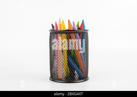 Crayons pastel colorés dans un étui sur fond blanc. Créativité, apprentissage, arts et divertissement pour enfants Banque D'Images