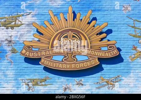 Emblème régimentaire des Forces militaires du Commonwealth australien sur la façade du restaurant/café Dreve à Polygon Wood près de Zonnebeke, Belgique Banque D'Images
