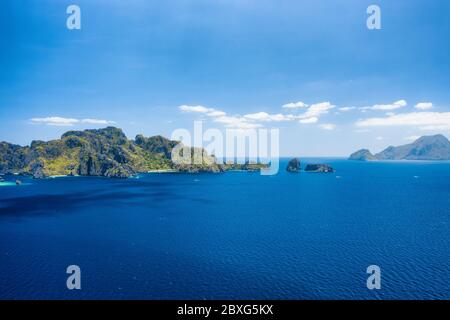 Vue aérienne de l'archipel de Bacuit. Île de Miniloc en arrière-plan. Palawan, Philippines Banque D'Images