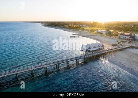 Busselton Australie occidentale 8 novembre 2019 : vue aérienne au lever du soleil des huttes au début de la jetée de Busselton ; Busselton est situé à 220 km au sud Banque D'Images