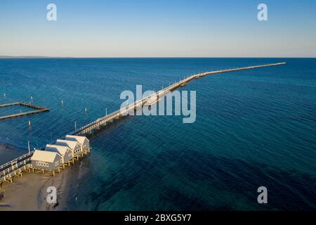 Busselton Australie occidentale 8 novembre 2019 : vue aérienne au lever du soleil des huttes au début de la jetée de Busselton ; Busselton est situé à 220 km au sud Banque D'Images