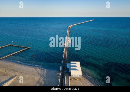 Busselton Australie occidentale 8 novembre 2019 : vue aérienne au lever du soleil des huttes au début de la jetée de Busselton ; Busselton est situé à 220 km au sud Banque D'Images