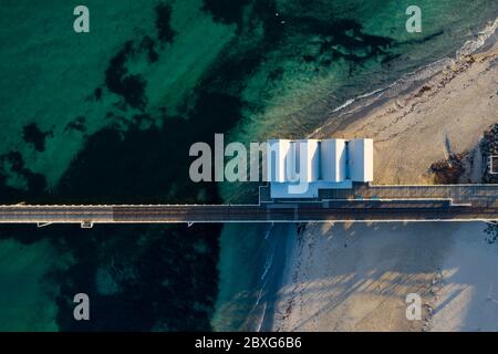 Vue aérienne au lever du soleil des huttes au début de la jetée de Busselton; Busselton est situé à 220 km au sud-ouest de Perth en Australie occidentale Banque D'Images