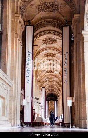 Paris le Café Marley, situé sous les arcades du Louvre, France. Banque D'Images