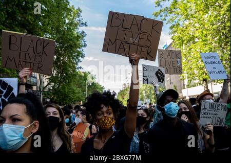 Madrid, Espagne. 07th nov. 2016. Madrid, Espagne. 7 juin 2020. Les personnes vivant avec des Noirs ont des pancartes portant des masques protecteurs lors d'une manifestation devant l'ambassade américaine pour protester contre la mort de George Floyd, un homme afro-américain décédé alors qu'il était en détention à Minneapolis aux États-Unis. Le mouvement Black Lives Matter a inspiré des manifestations de solidarité dans de nombreux pays du monde après la mort de George Floyd. Crédit: Marcos del Mazo/Alay Live News Banque D'Images