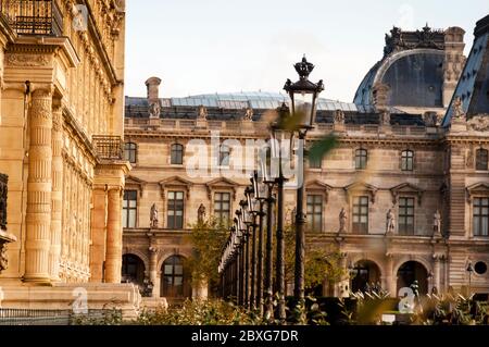 Détails architecturaux du Musée du Louvre à Paris, France. Banque D'Images