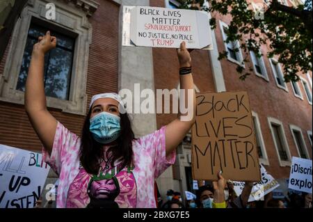 Madrid, Espagne. 07e juin 2020. Madrid, Espagne. 7 juin 2020. Une femme portant un masque protecteur lors d'une manifestation Black Lives Matter devant l'ambassade américaine pour protester contre la mort de George Floyd, un homme afro-américain décédé alors qu'il était en détention à Minneapolis aux États-Unis. Le mouvement Black Lives Matter a inspiré des manifestations de solidarité dans de nombreux pays du monde après la mort de George Floyd. Crédit: Marcos del Mazo/Alay Live News Banque D'Images
