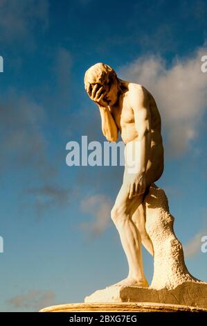 La sculpture de Caïn d'Henri Vidal en 1896 dans le jardin des Tuileries à Paris, en France, dans un profond désespoir et une profonde tristesse à propos de l'assassinat de son frère Abel. Banque D'Images