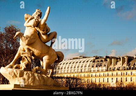 Le Centaure Nessus emportant Dejanire dans le jardin des Tuileries de Paris, France. Banque D'Images