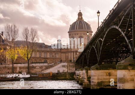 Pont des Arts à Paris et Institut de France. Banque D'Images