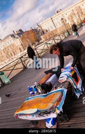 Art moderne en cours de création sur le Pont des Arts un pont piétonnier à Paris, France. Banque D'Images