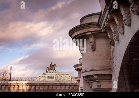 Corbeaux et mascarons sur le Pont neuf et une statue équestre en bronze d'Henri IV, Paris, France. Banque D'Images