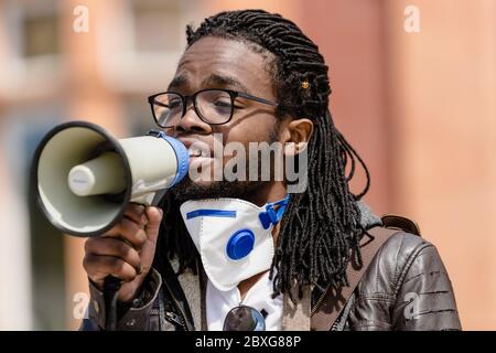 MERTHYR TYDFIL, ROYAUME-UNI. 07e juin 2020. Les manifestants tiennent des discussions à la manifestation Black Lives Matters à Merthyr Tydfil ( Credit: John Smith/Alay Live News Banque D'Images