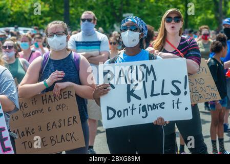 Bristol, Royaume-Uni. 06e juin 2020. Les gens tiennent des panneaux et et se promo dans la ville pendant une marche contre le racisme samedi 06 juin 2020 dans les rues de Bristol, . Des centaines de toutes les courses ont participé au rallye et à la marche par l'intermédiaire de Bristol Borough pour soutenir la question de la vie noire et contre le racisme. Crédit: William Thomas Cain/Alay Live News crédit: William Thomas Cain/Alay Live News Banque D'Images