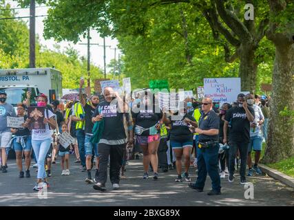 Bristol, Royaume-Uni. 06e juin 2020. Les gens tiennent des panneaux et et se promo dans la ville pendant une marche contre le racisme samedi 06 juin 2020 dans les rues de Bristol, . Des centaines de toutes les courses ont participé au rallye et à la marche par l'intermédiaire de Bristol Borough pour soutenir la question de la vie noire et contre le racisme. Crédit: William Thomas Cain/Alay Live News crédit: William Thomas Cain/Alay Live News Banque D'Images