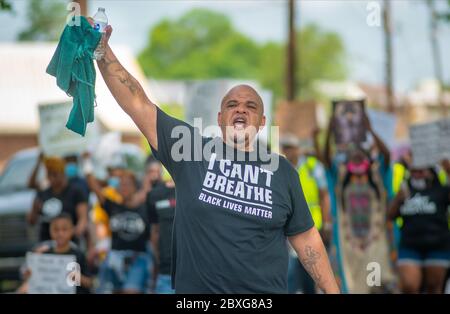 Bristol, Royaume-Uni. 06e juin 2020. Un homme lève la main alors qu'il criait 'pas de justice pas de paix' lors d'une marche contre le racisme samedi 06 juin 2020 dans les rues de Bristol. Des centaines de toutes les races ont participé au rallye et à la marche par l'intermédiaire de Bristol Borougfh pour soutenir la question de la vie noire et contre le racisme. Crédit: William Thomas Cain/Alay Live News crédit: William Thomas Cain/Alay Live News Banque D'Images